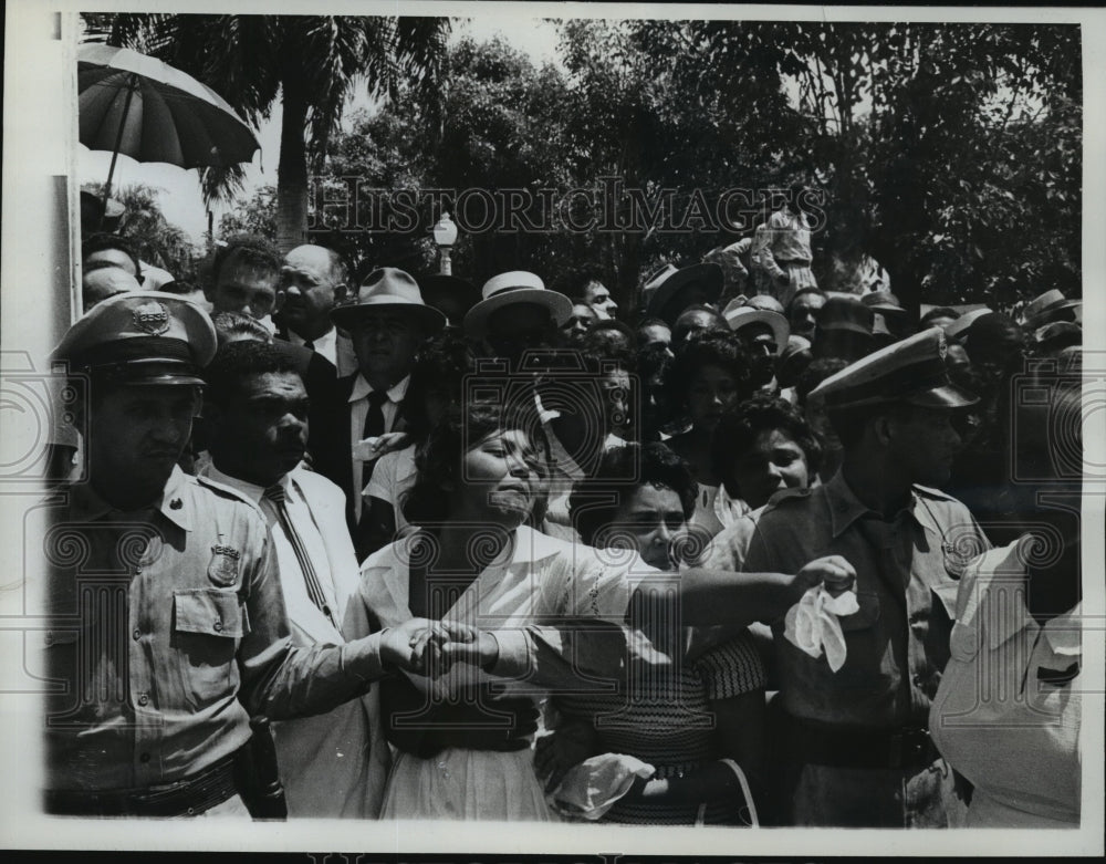 1962 Press Photo Crowd are held back by police across the street from the church