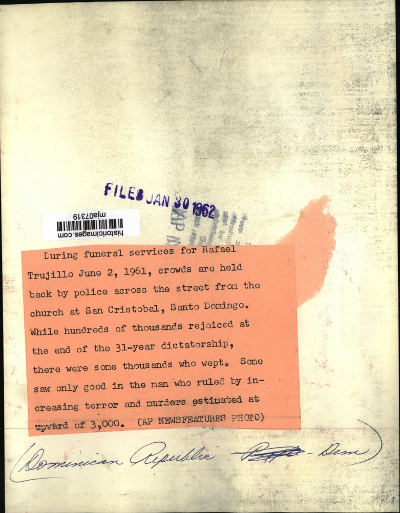 1962 Press Photo Crowd are held back by police across the street from the church