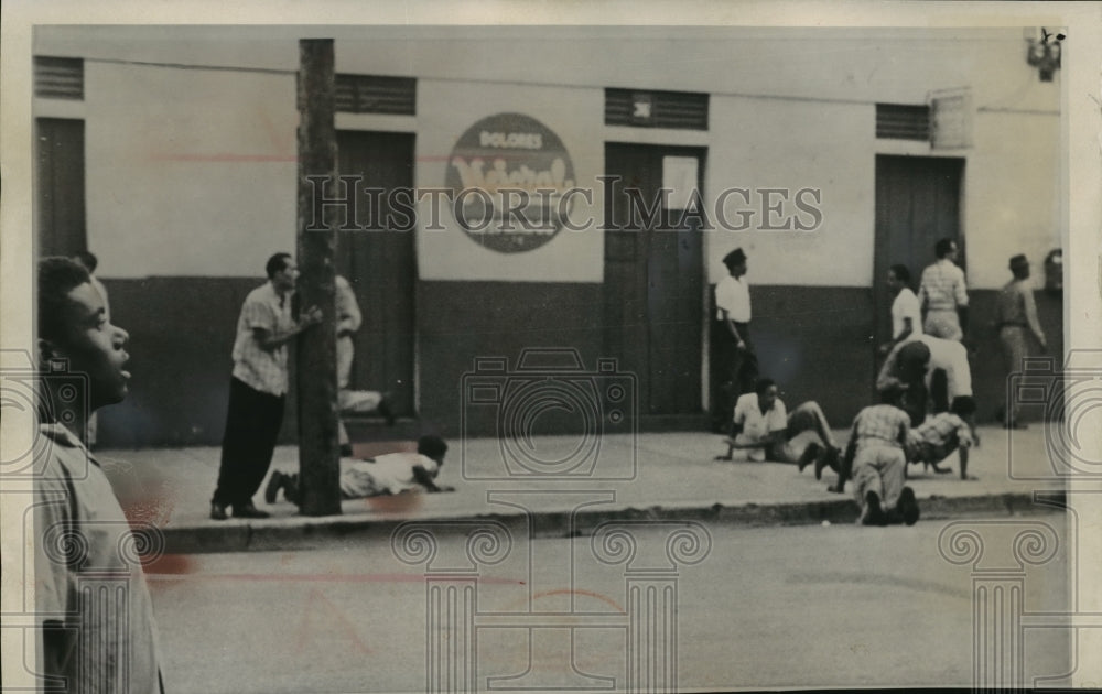 1961 Press Photo Bystanders hit the sidewalk or sought protection in an attack- Historic Images