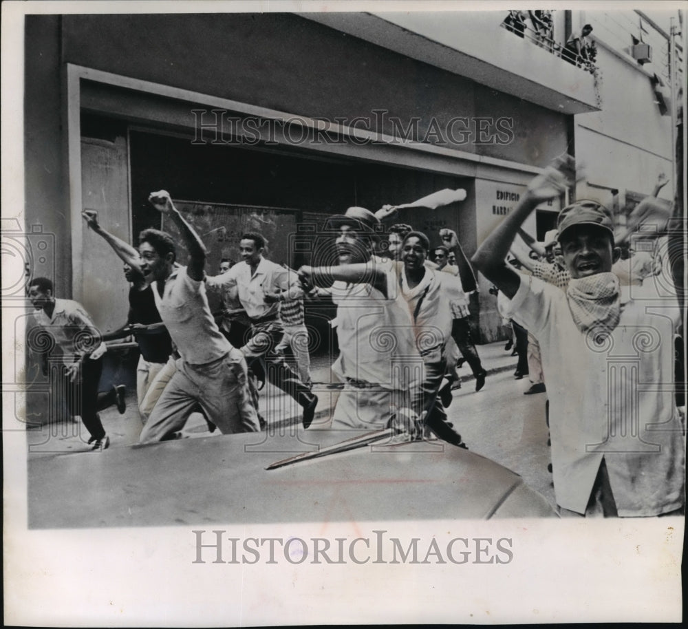 1961 Press Photo Jubilant demonstrators ran through a street in Santo Domingo - Historic Images