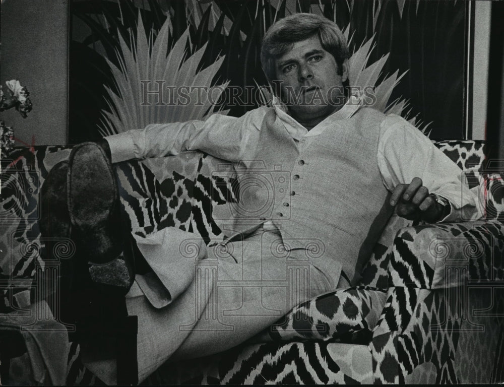 1976 Press Photo Phil Donahue has learned how to do his kids' laundry