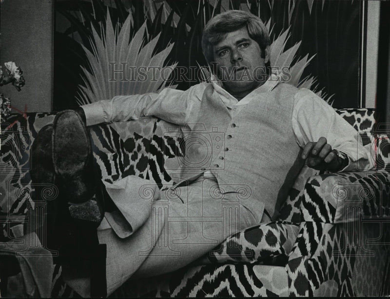 Load image into Gallery viewer, 1976 Press Photo Phil Donahue has learned how to do his kids' laundry
