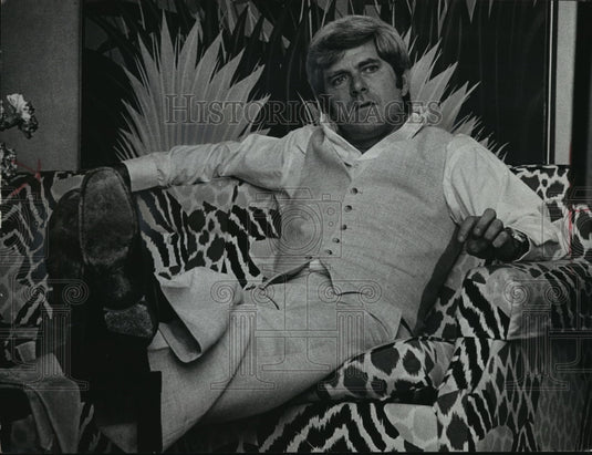 1976 Press Photo Phil Donahue has learned how to do his kids' laundry