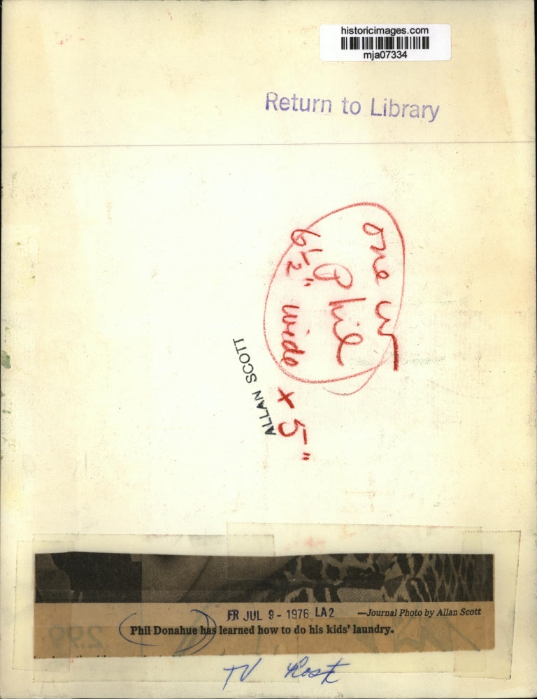 1976 Press Photo Phil Donahue has learned how to do his kids' laundry