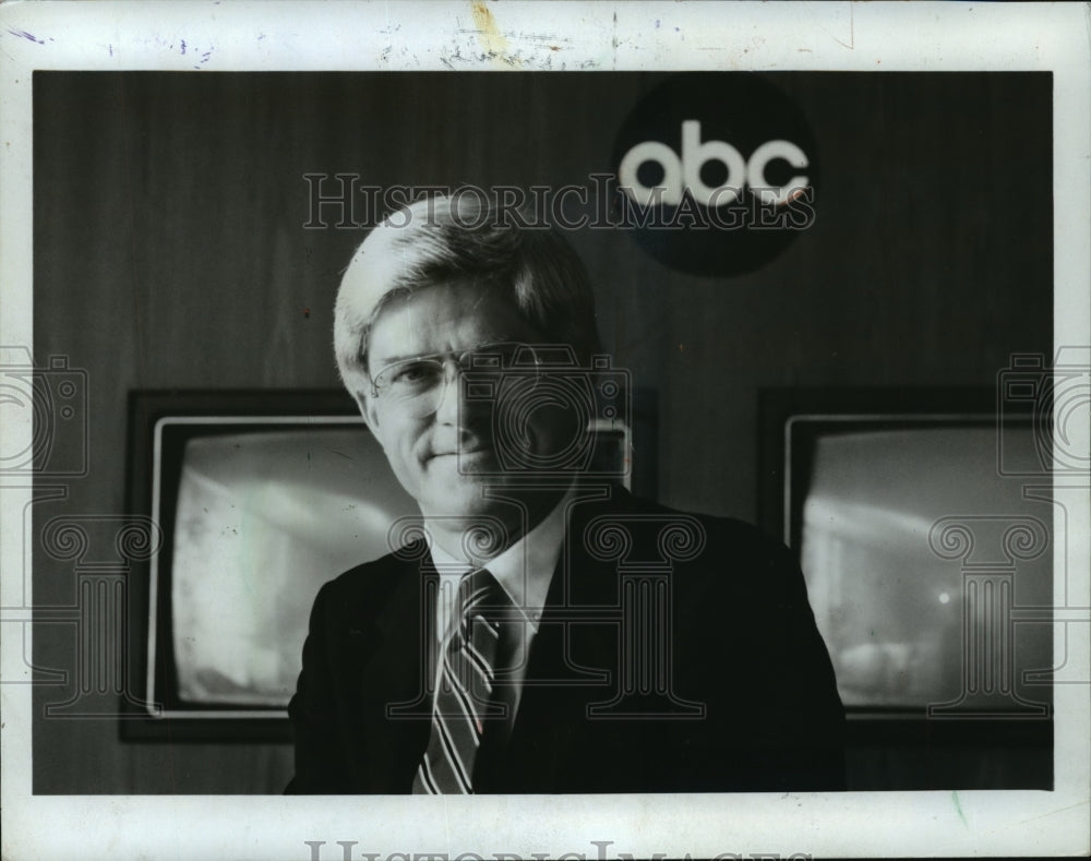 1982 Press Photo Phil Donahue takes his show to the Big Apple - Historic Images