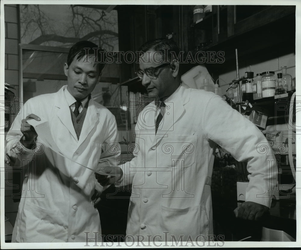 1968 Press Photo Dr. H. Gobind Khorana, Scientist Susuma Nishimura- Historic Images