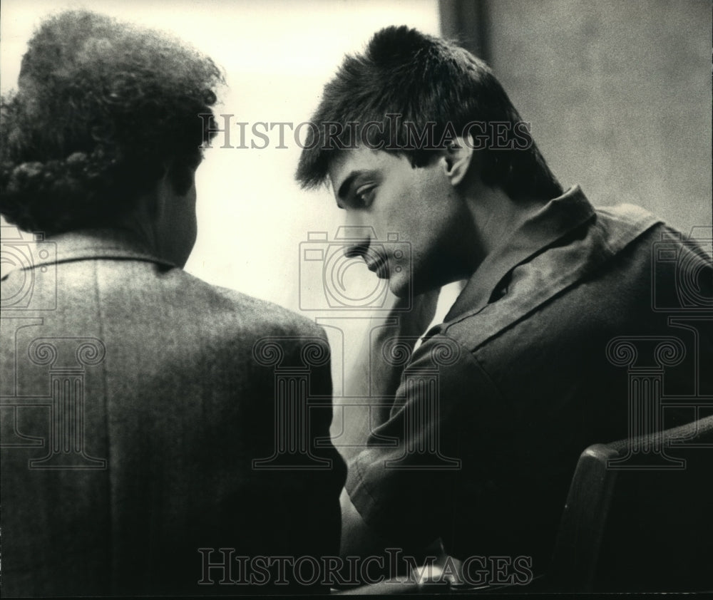 1987 Press Photo Luigi Aiello confers with his attorney, Terry Rose - Historic Images