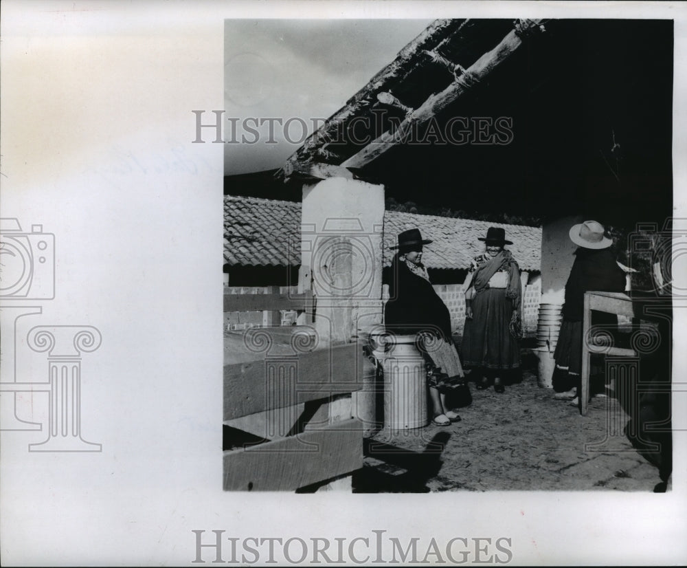 1964 Press Photo Ecuador Indians on Hacienda of Former President Galo Plaza- Historic Images