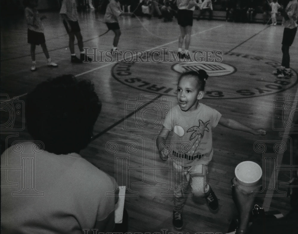 1994 Press Photo Jazmin Johnson tries to imitate the action at Boys &amp; Girls Club- Historic Images