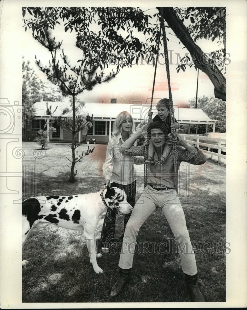  Press Photo Actor James Brolin spends time with his family - Historic Images