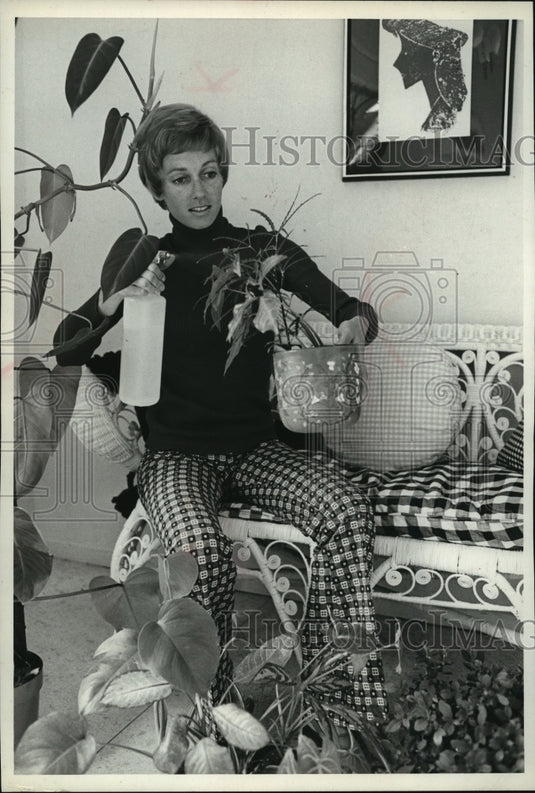 1972 Press Photo Sandy Duncan keeps in shape by gardening & flower classes- Historic Images