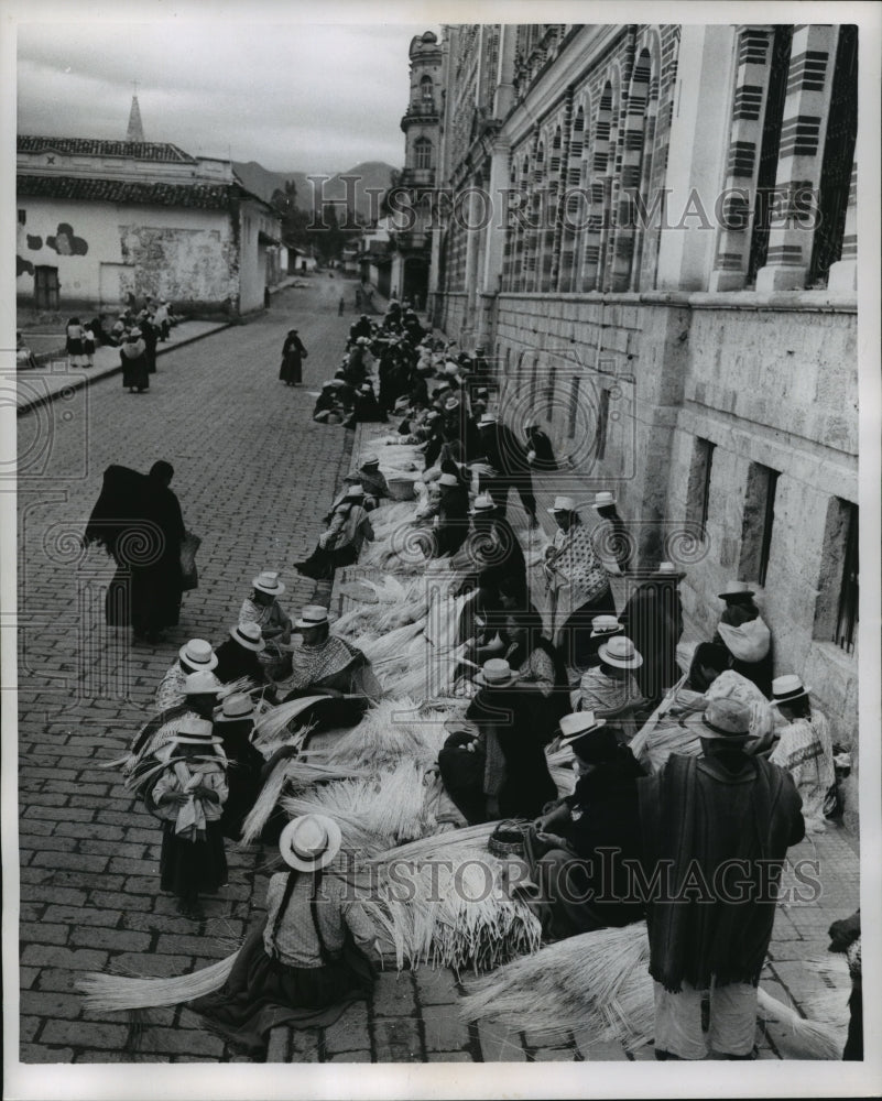 1959 Press Photo Making of &quot;Panama&quot; hats gather at Cuenca, Ecuador- Historic Images