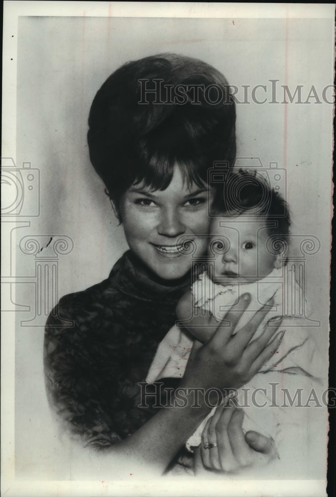 1975 Press Photo Judi Rowland, photographed with her daughter eight years ago- Historic Images