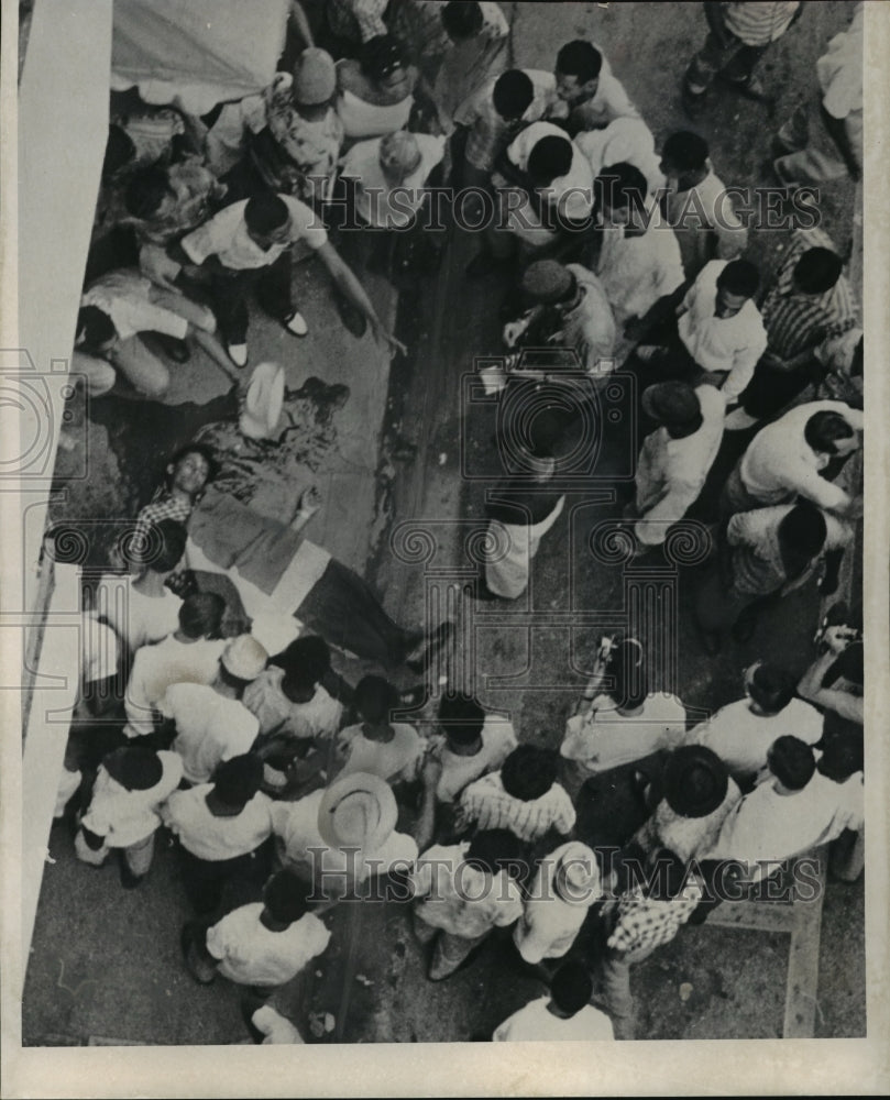1961 Press Photo A crowd in Santo Domingo gathered around the body of a youth- Historic Images