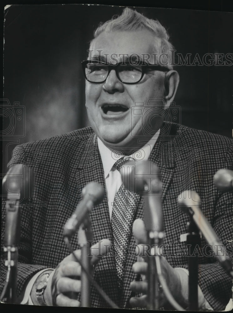 1974 Press Photo Police Chief Harold A. Breier after police contract settlement