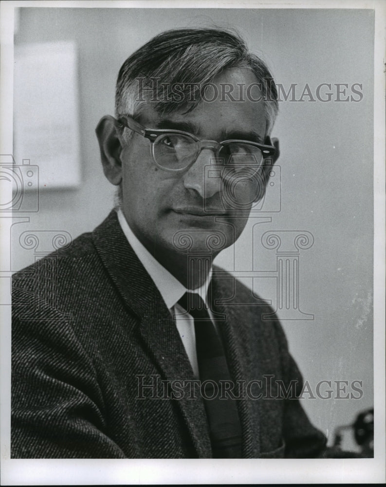 Load image into Gallery viewer, 1969 Press Photo Dr. H. Gobind Khorana, UW - Nobel Prize Winner - mja07887
