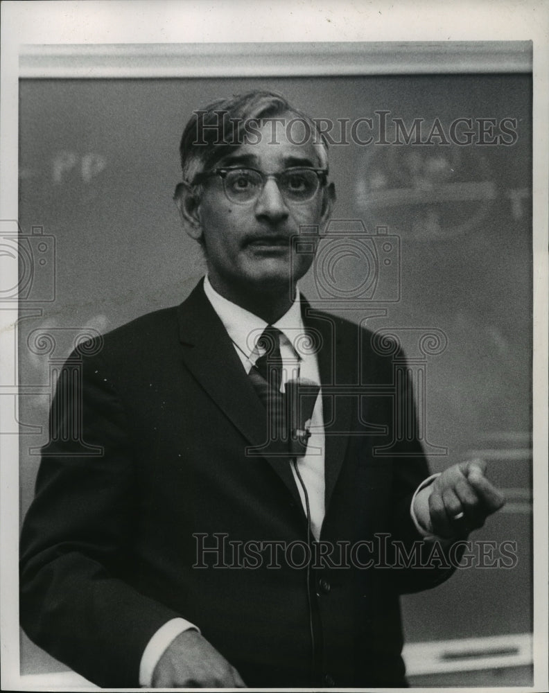 1970 Press Photo Dr. H. Gobind Khorana, UW research biologist, Wisc. - mja07892