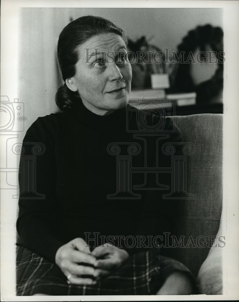 1970 Press Photo Svetlana Alliluyeya talks to newsmen in her Princeton Home - Historic Images