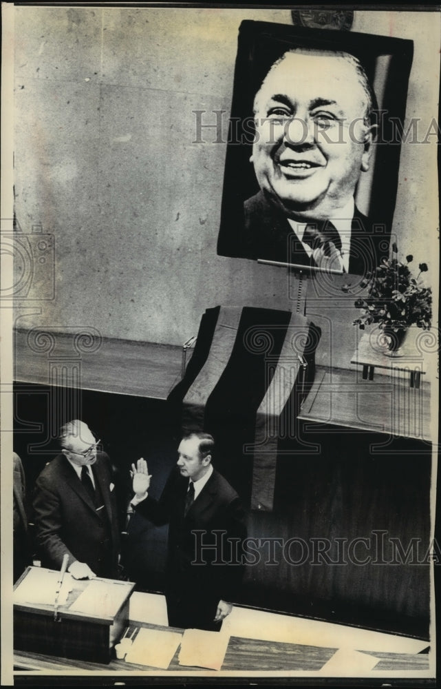 Load image into Gallery viewer, 1977 Press Photo Michael Bilandic was sworn in as Chicago's acting mayor
