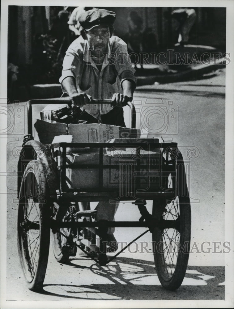 1974 Press Photo A mobile merchant pushed his wares along a busy street- Historic Images