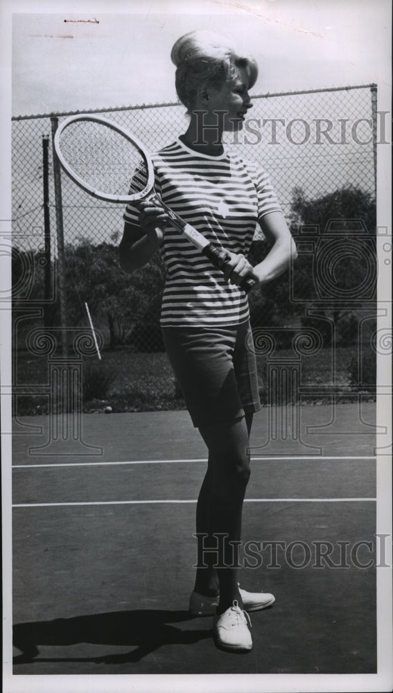 1963 Press Photo Lynn Korchunoff, Milwaukee Beauty Contestant playing tennis - Historic Images