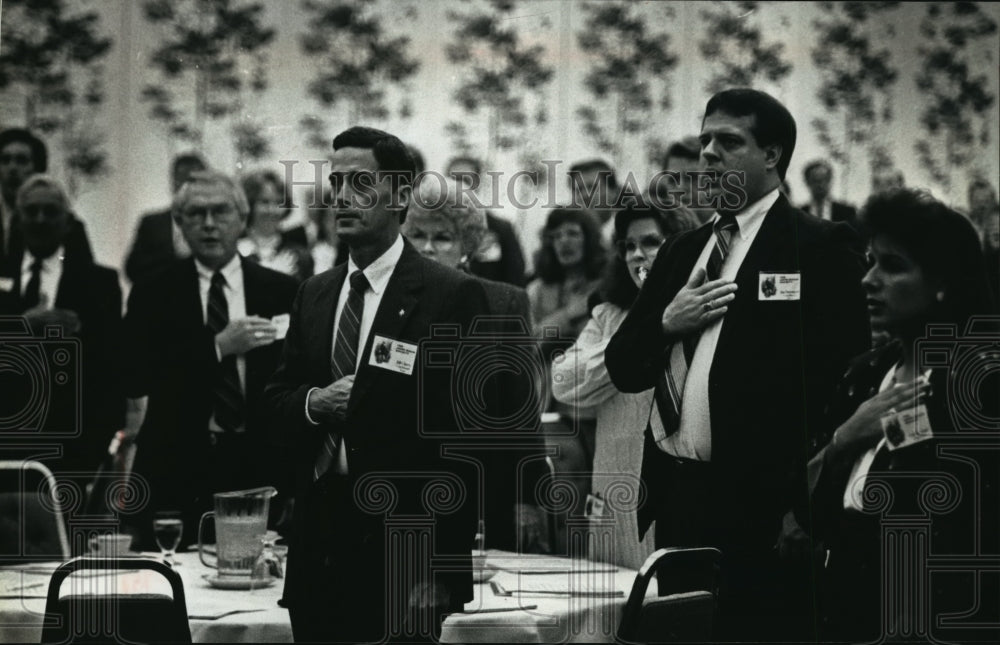 1990 Press Photo John Birch Society members recite the Pledge of Allegiance- Historic Images