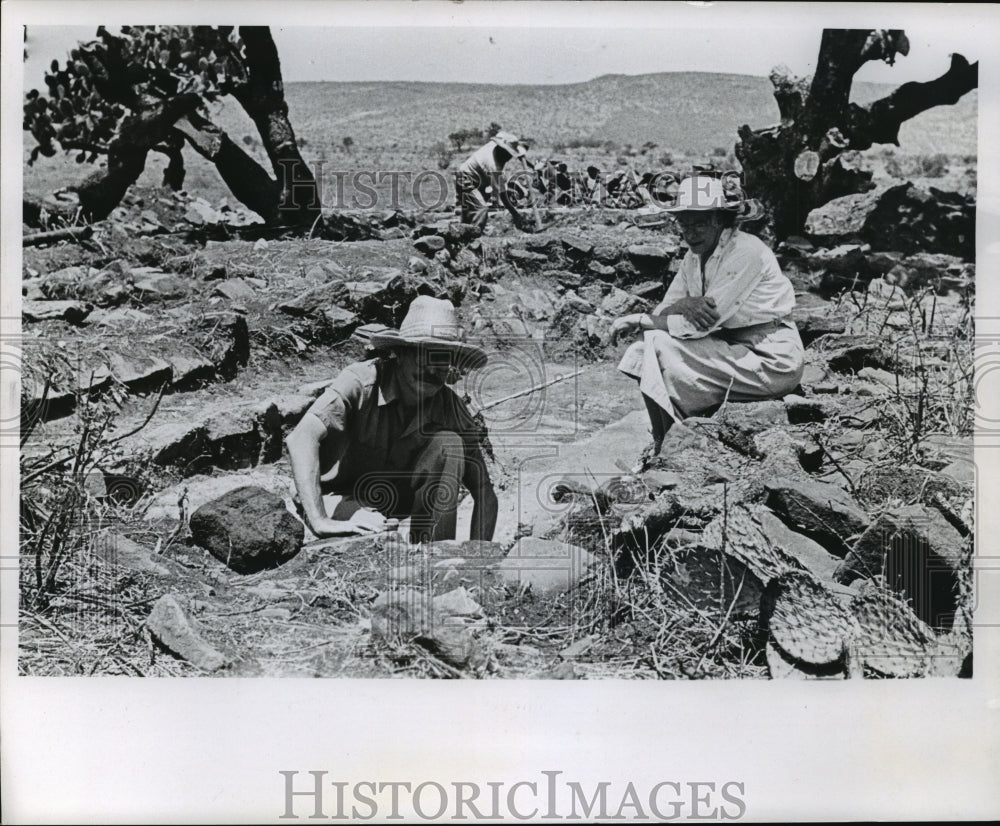 1967 Press Photo Prof. &amp; Mrs. W. S. Godfrey, Jr. at excavation in Magdalena, Mex- Historic Images