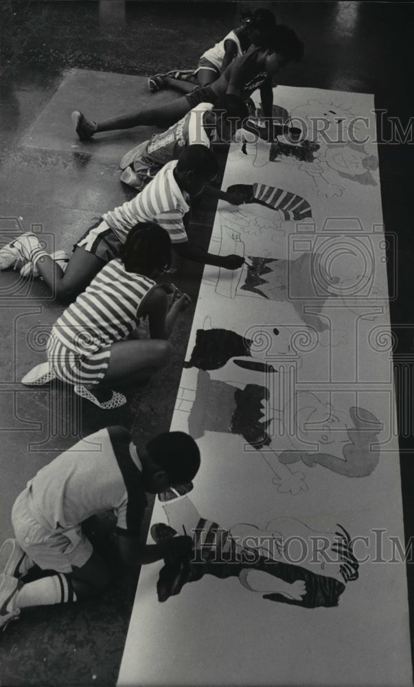 1984 Press Photo Children painting a banner for the Milwaukee Boys&#39; Club- Historic Images