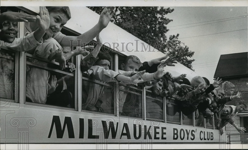 1967 Press Photo A busload of happy boys waving at the Franklin Place Boy&#39;s Club- Historic Images