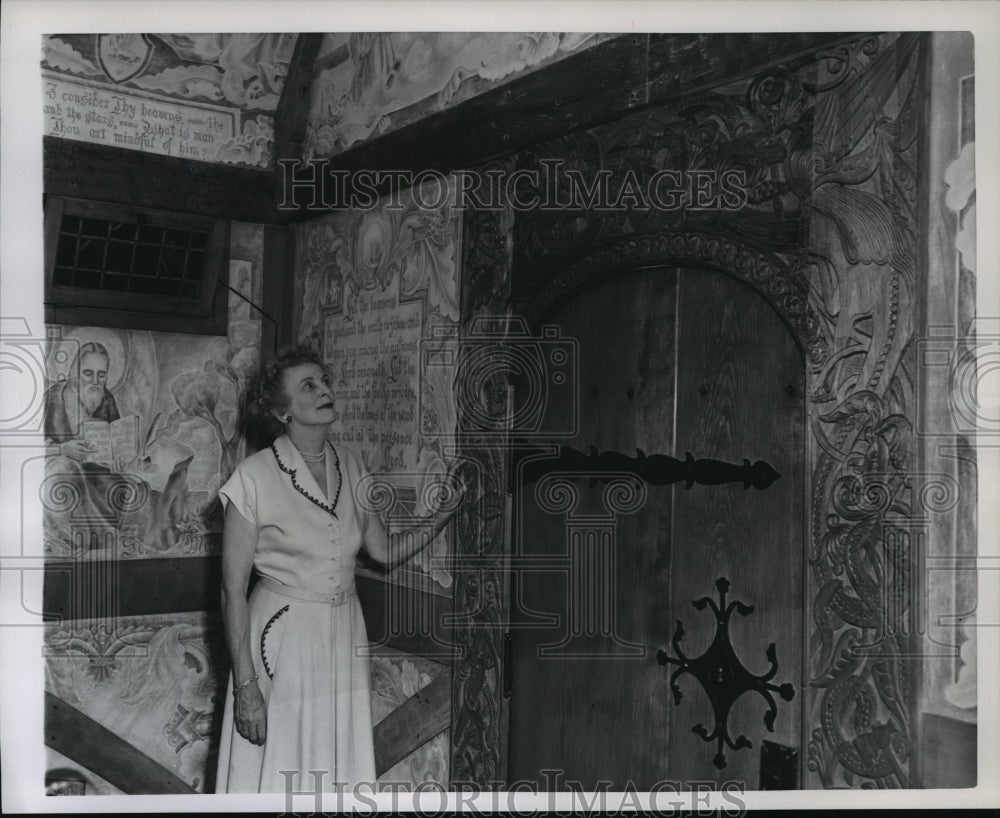 1953 Press Photo Mrs. Boynton points out some of the workmanship on the door- Historic Images