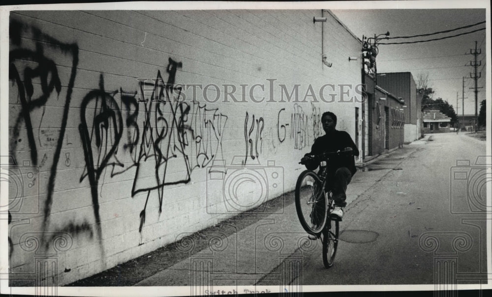 1989 Press Photo Couple attack along Switch Track St. leading to Mr. D&#39;s Den- Historic Images