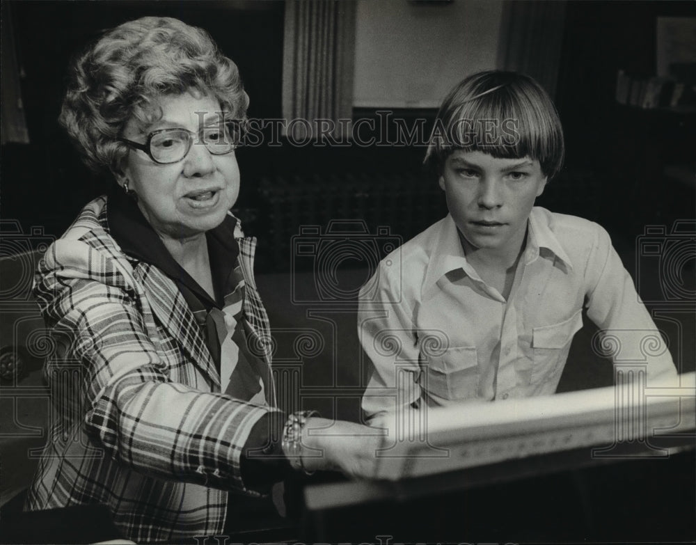 1980 Press Photo Adelaide Banaszynski instructs one of her students, Ken Kovacic- Historic Images