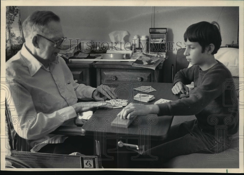 1984 Press Photo Tim Clark played cribagge with Ing Dahl at Tomah Care Center- Historic Images