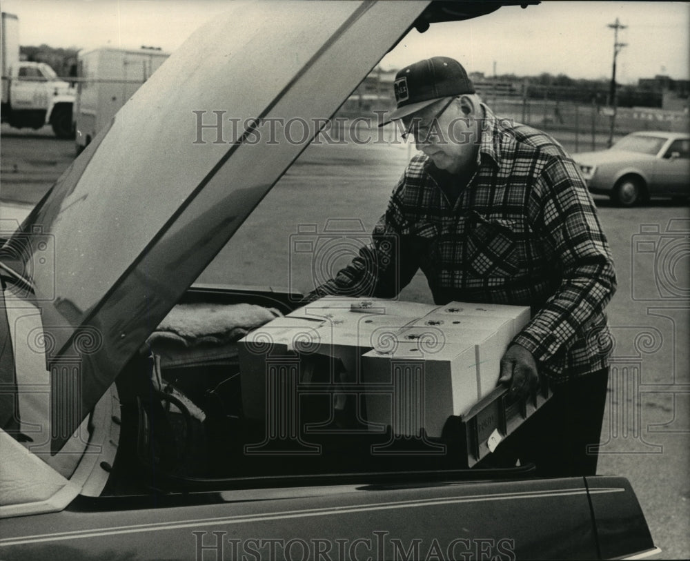 1986 Press Photo Ed Meyer &amp; other drivers deliver Mobile Meals in Milwaukee- Historic Images