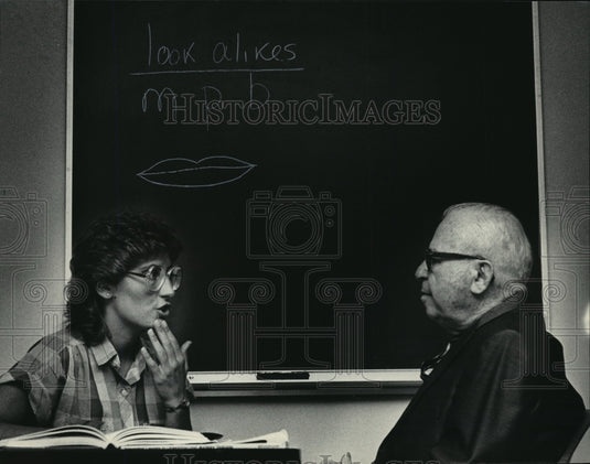 1985 Press Photo Pam Korek works with Nathaniel Kruglak on consonants- Historic Images
