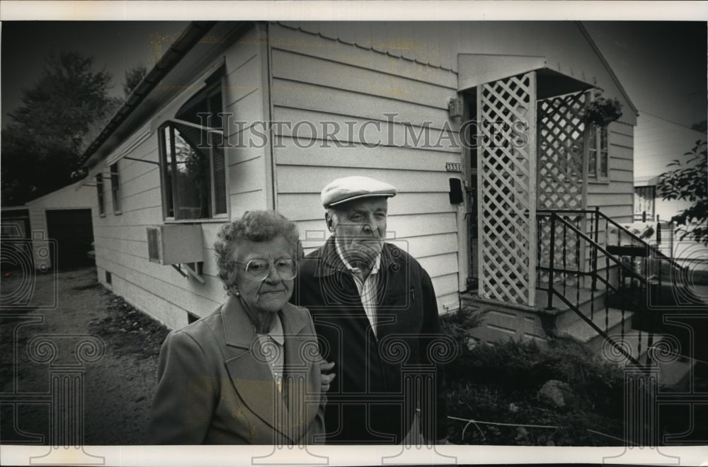 1992 Press Photo Doris &amp; R. Pruitt concerned in Wisconsin&#39;s property tax program- Historic Images