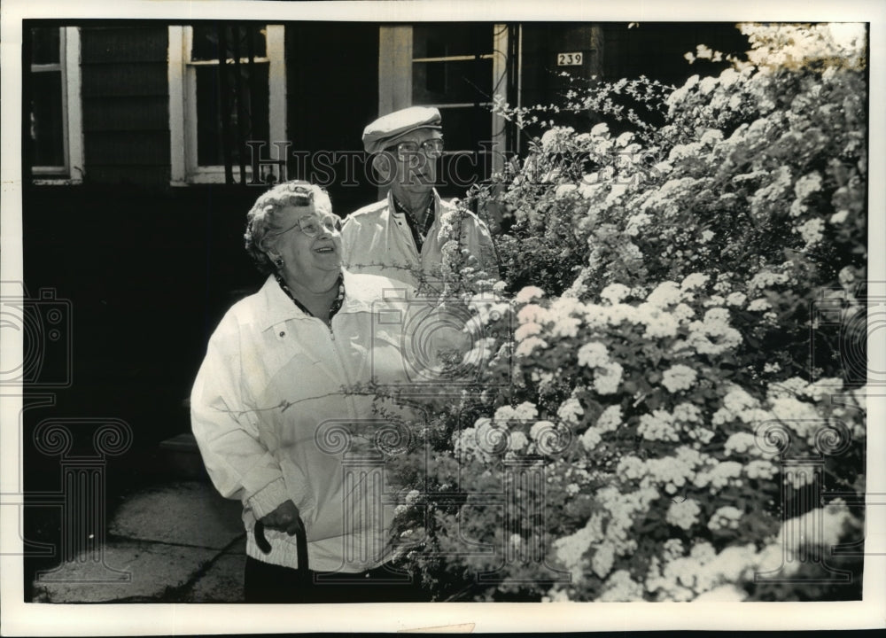 1992 Press Photo Clarion & Joris Thompson leaving Milwaukee's central city