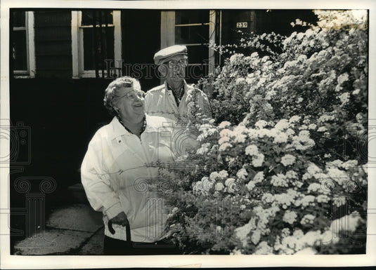1992 Press Photo Clarion & Joris Thompson leaving Milwaukee's central city