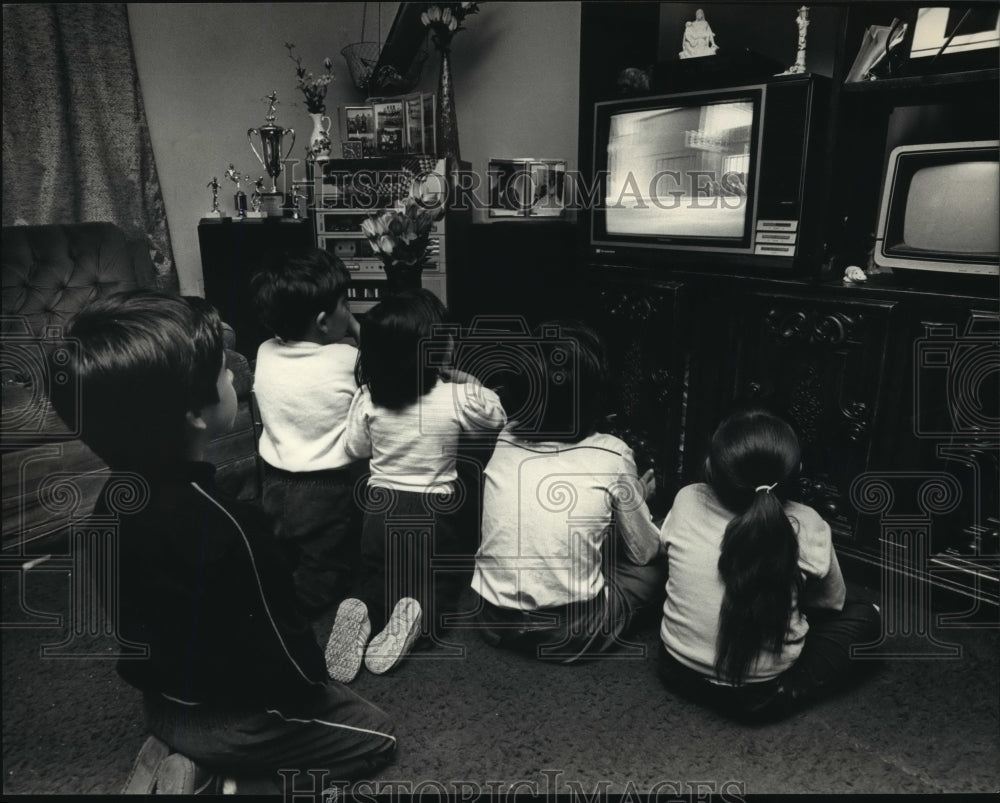 1987 Press Photo Five of the 11 Rodriguez children watched TV in their home- Historic Images