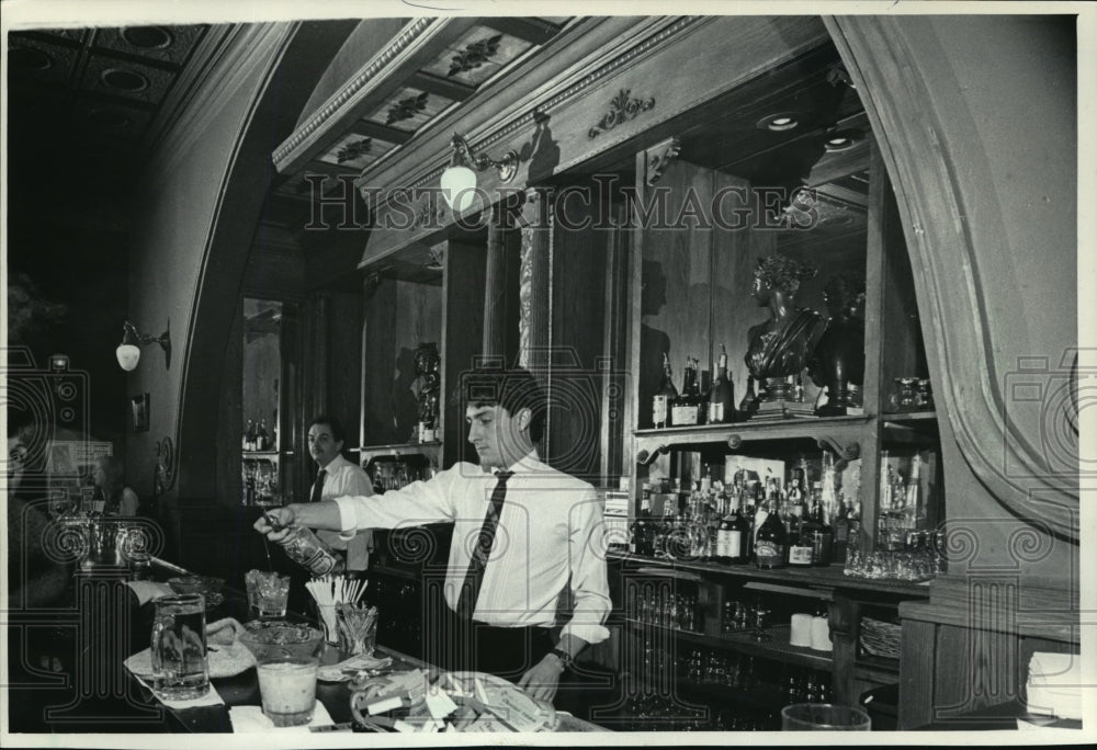 1984 Press Photo Bartenders worked behind the ornate bar at Destin&#39;s 1894- Historic Images