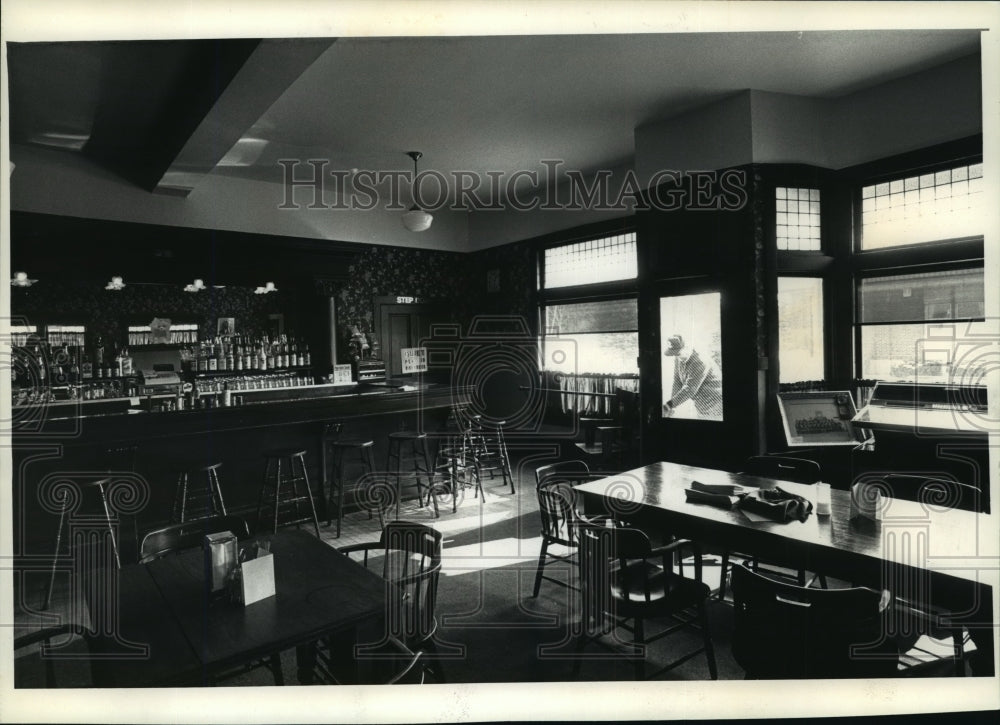 1992 Press Photo Sunlight pours through the windows of the Forst Inn barroom- Historic Images