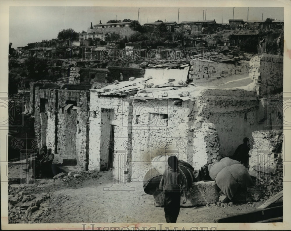 1964 Press Photo Slum Clearing Project in Algiers Enforced by Soldiers