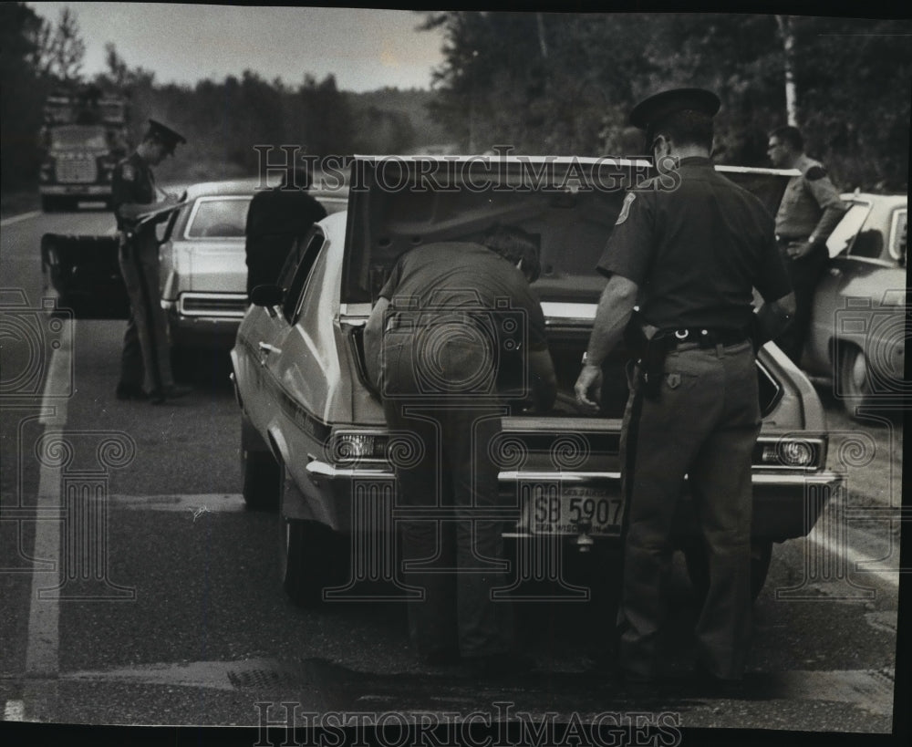 1972 Press Photo Michigan State Troopers searched cars at roadblock, Highway 45