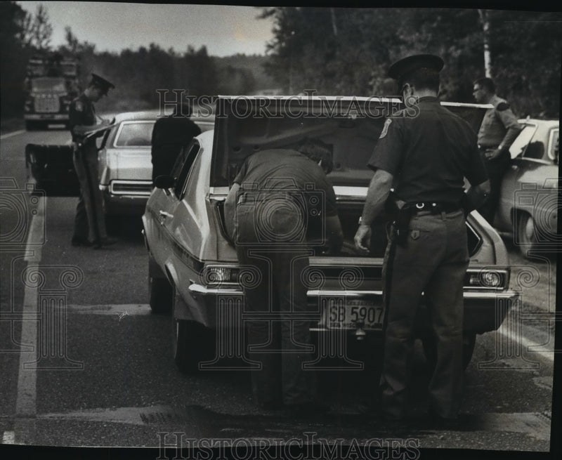 Load image into Gallery viewer, 1972 Press Photo Michigan State Troopers searched cars at roadblock, Highway 45
