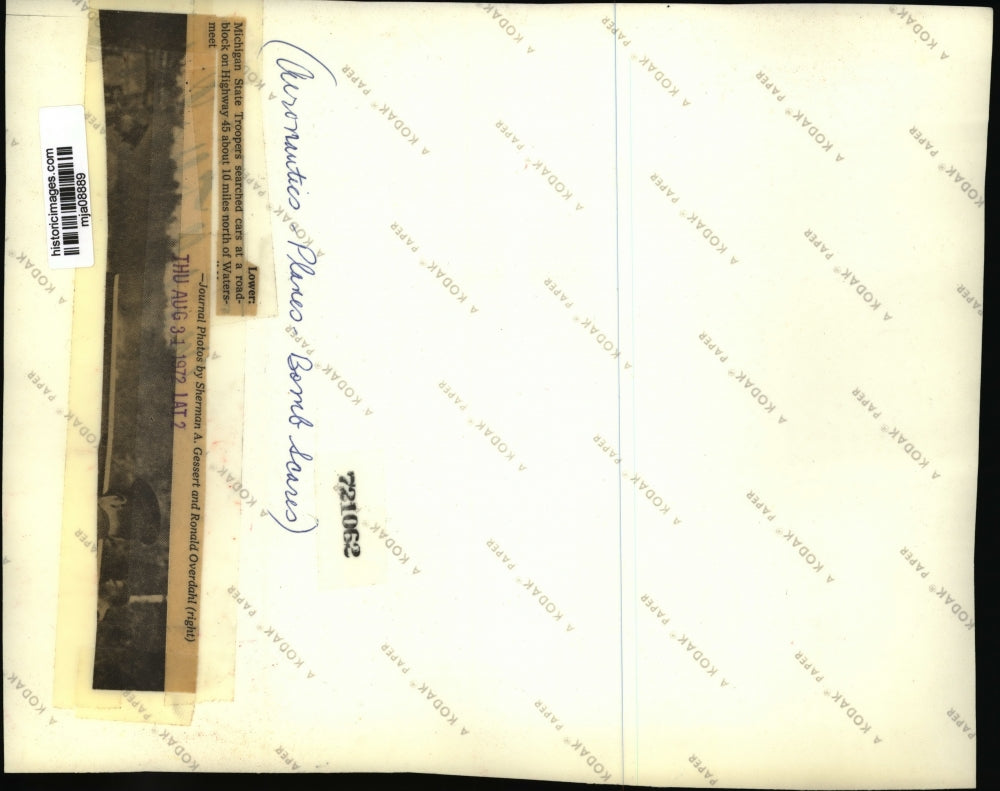 1972 Press Photo Michigan State Troopers searched cars at roadblock, Highway 45