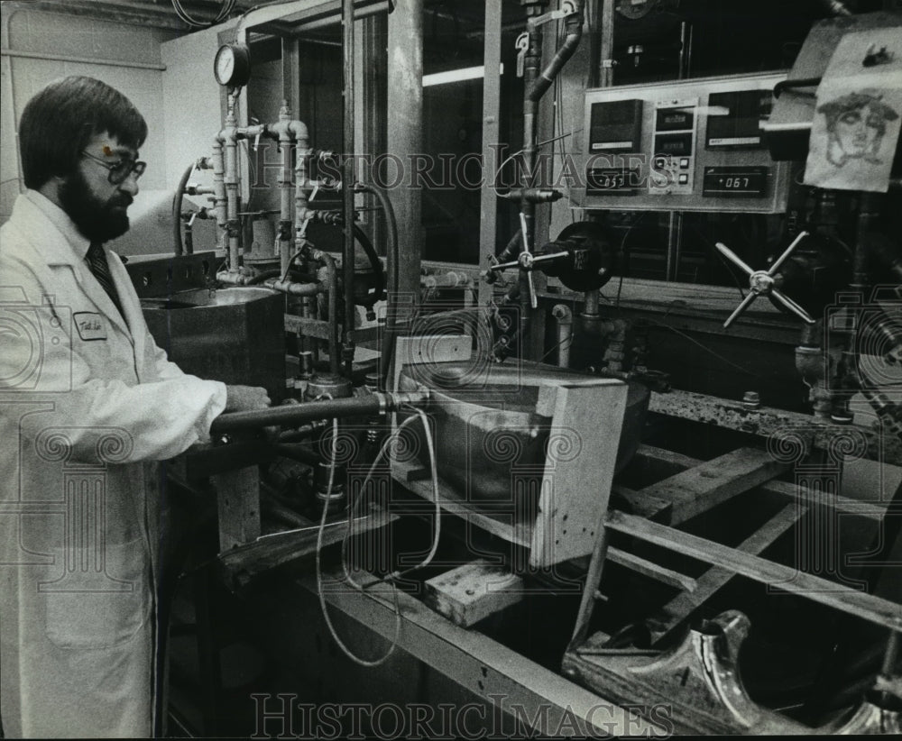 1962 Press Photo Tom Pelt works in the Bradley lab developing products