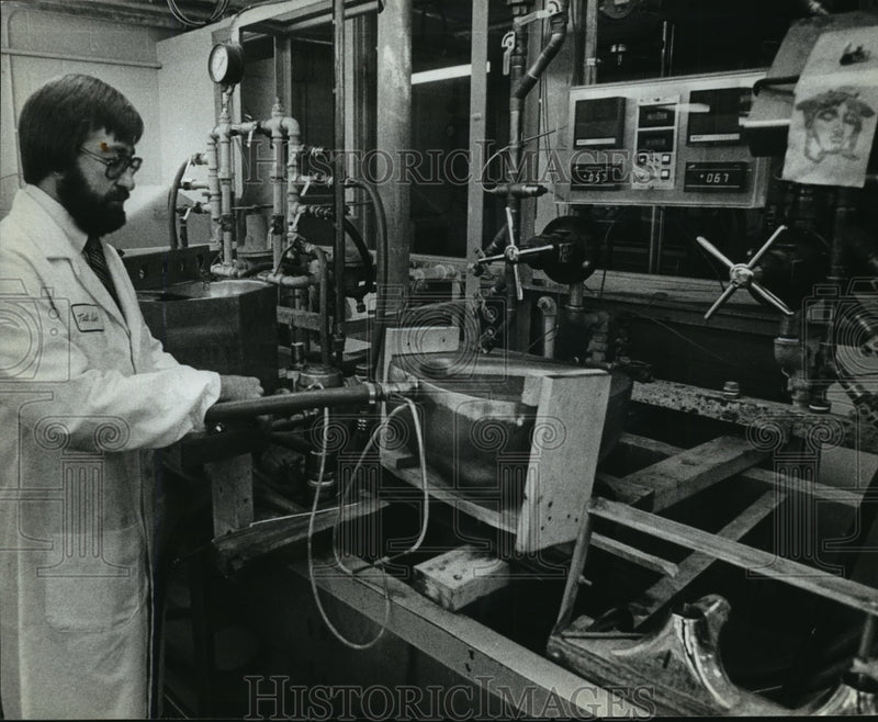 Load image into Gallery viewer, 1962 Press Photo Tom Pelt works in the Bradley lab developing products
