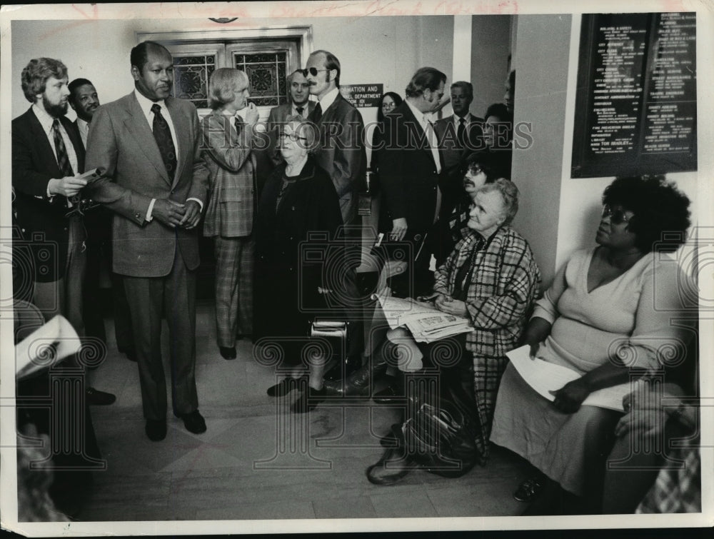 1974 Press Photo Mayor Tom Bradley surrounded by people in the City Hall lobby- Historic Images