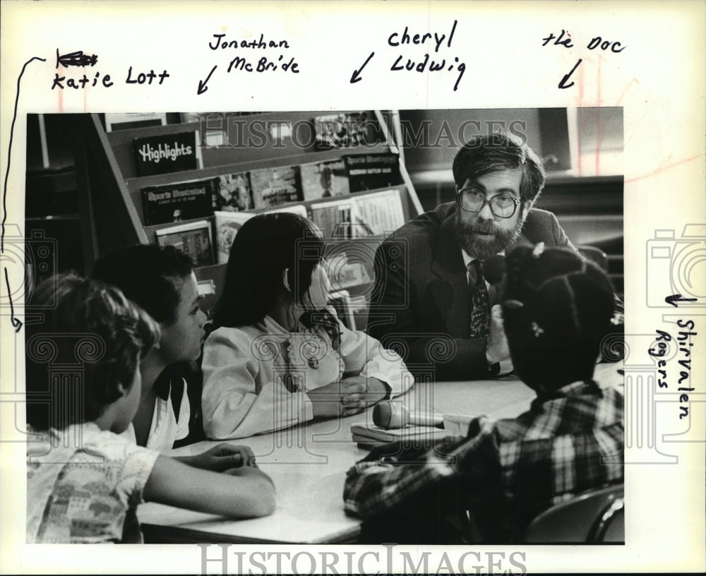 1980 Press Photo Psychiatrist Bruce Axelrod talked with Meir pupils- Historic Images