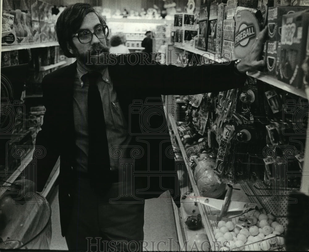 1990 Press Photo Child psychiatrist Bruce Axelrod on a toy-buying trip- Historic Images